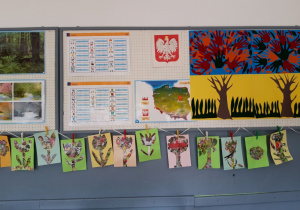 Zdjęcie przedstawia galerię prac plastycznych wykonanych przez uczniów klasy 3a.